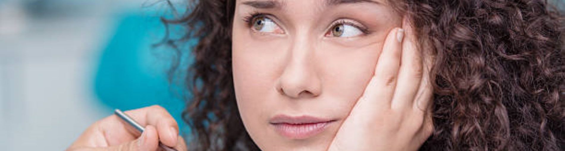 vrouw lijdt aan kiespijn